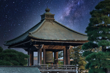 大きな瓦屋根のお寺にある、鐘撞堂の夜の風景