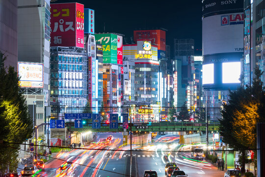 新宿大ガードの夜の街並み風景_東京都新宿区西新宿