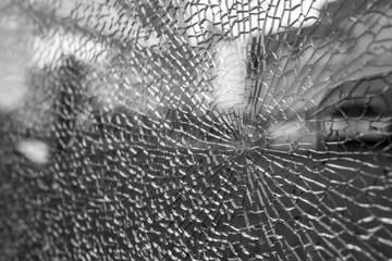 Vandalismus, zerstörte Glasscheibe, Monochrome