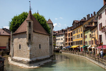 Fototapeta na wymiar river canal in Annecy city in France