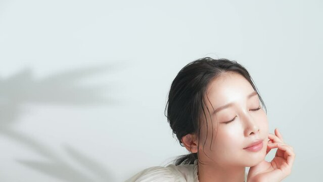 ナチュラルメイクの女性の美容イメージ