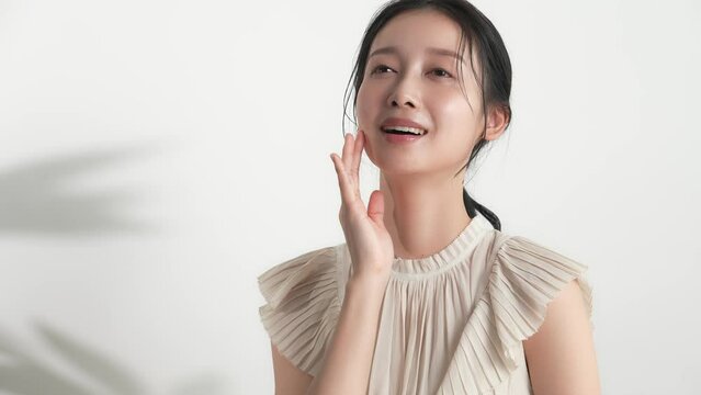 ナチュラルメイクの女性の美容イメージ