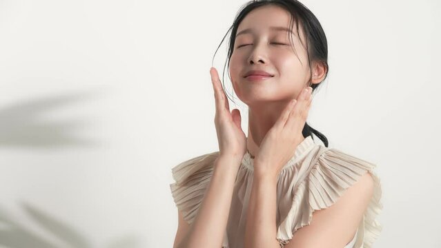 ナチュラルメイクの女性の美容イメージ