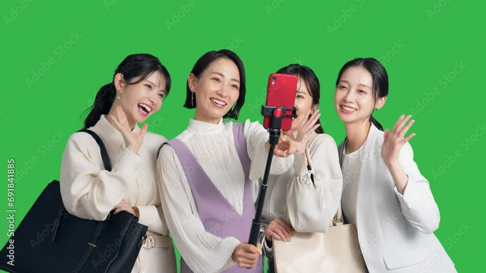 Aufkleber スマホで自撮りするミドル女性グループープ　クロマキー合成用グリーンバック