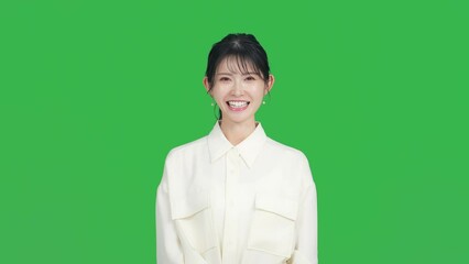 カメラ目線で話す女性　アナウンサー　クロマキー合成用グリーンバック