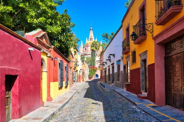 Fototapeta premium Mexico, Colorful buildings and streets of San Miguel de Allende in historic city center