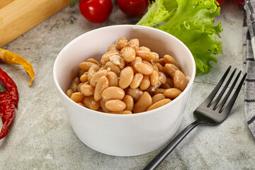 White canned beans in the bowl