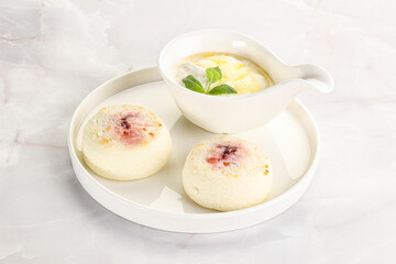 Curd pancakes with sour cream