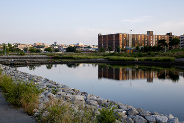 Obraz premium Scenic view of a river flowing located near a park in Brooklyn, New York