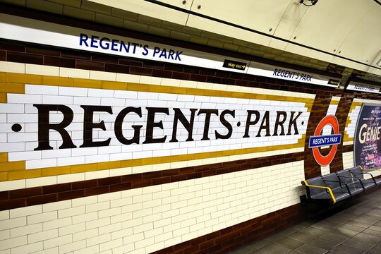 Regent's Park tube station platform wall sign and roundel sign