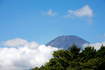 笠雲がかかる夏の富士山