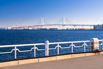 ベイブリッジを望む山下公園の風景　Scenery of Yamashita Park overlooking the Bay Bridge
