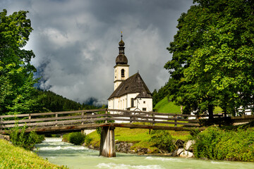 Fototapeta premium Der schöne Urlaubsort Ramsau in mit der Kirche St. Sebastian