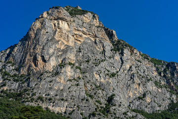 Die schönen Berge am Lago di Cavedine in Italien