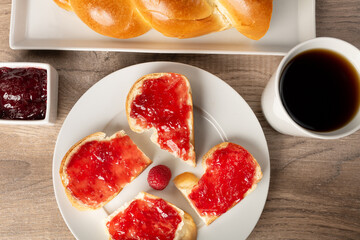 Frisches Brioche mit Himbeermarmelade zum Frühstück.