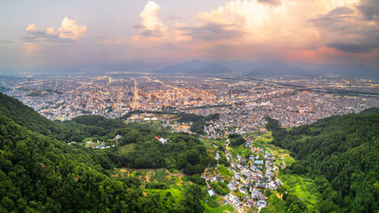Obraz premium Nagano City, Japan with cityscape panorama at dusk from Asahi Mountain.