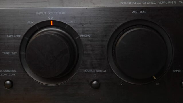 The volume control knob rotates without the participation of a human hand remotely from the control panel. volume amplifier volume knob to maximum