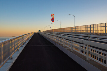 夕暮れ時の橋