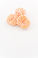 immagine con primo piano di frutti di mandarino, clementina su superficie bianca