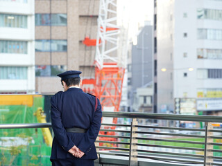 名古屋駅前の建設現場と巡回の警備員の姿