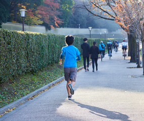 冬の朝の皇居周辺で走るランナー達の姿