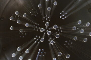 Rayos de luz en blanco y negro con terminaciones en burbujas, con movimiento y velocidad de zoom de...