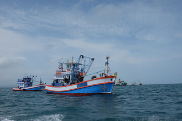 Fototapeta premium Thai fishing boat sailing on the sea with beautiful clear sky on Koh Samaesarn. Sattahip, Chonburi, Thailand