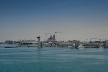 Fototapeta na wymiar Louvre Abu Dhabi im Hafen von Abu Dhabi