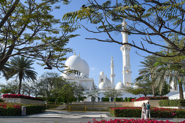 Touristen fotografiert die Scheich-Zayid-Moschee in Abu Dhabi