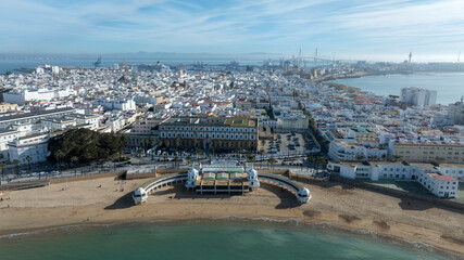 vista aérea de la playa de la caleta en la ciudad de Cádiz, Andalucía