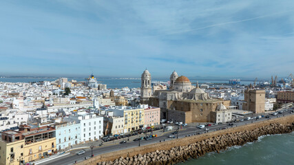 Fototapeta na wymiar vistas aérea de la hermosa ciudad de Cádiz en el sur de España, Andalucía