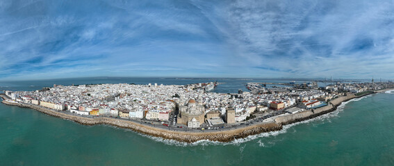 vistas aérea de la hermosa ciudad de Cádiz en el sur de España, Andalucía - obrazy, fototapety, plakaty