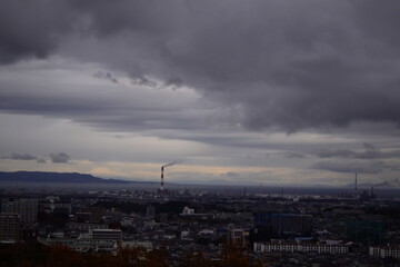 曇り空の煙突