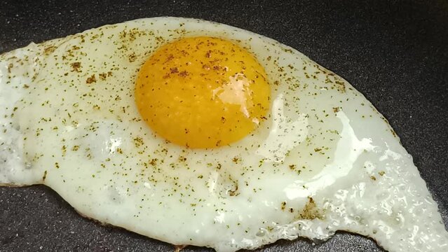 oeuf au plat, en gros plan, dans une po&ecirc;le