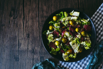 Salade verte avec des tomates fraiches du fromage et graines - Assiette appétissante saine	