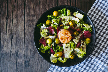 Salade verte avec des tomates fraiches du fromage et graines - Assiette appétissante saine	