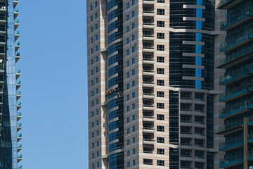 Fensterputzer an einer Hochhausfassade in Dubai