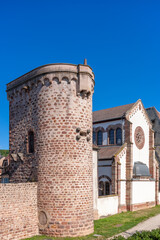 Wehrturm der historischen Stadtmauer in Obernai und Synagoge am Stadttor Neher. Departement Bas-Rhin in der Region Elsass in Frankreich