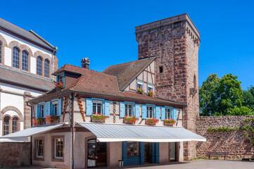 Fachwerkensemble mit historischer Stadtmauer am Place Andre Neher in Obernai. Departement Bas-Rhin in der Region Elsass in Frankreich