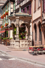 Fototapeta na wymiar Historischer Sechs Eimer Brunnen in Obernai. Departement Bas-Rhin in der Region Elsass in Frankreich
