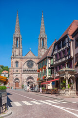 Hauptfassade der Kirche Sankt Peter und Paul in Obernai. Departement Bas-Rhin in der Region Elsass in Frankreich
