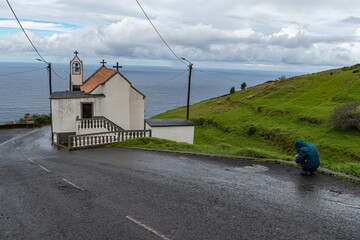 Eine Frau zeichnet eine Kirche auf der Insel Madeira