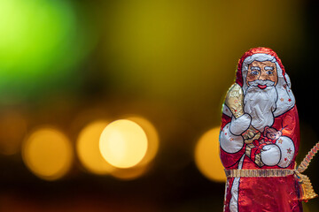 Schokoladen Weihnachtsmann mit schönem Bokeh im Hintergrund