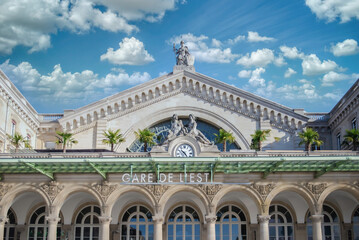 Fototapeta na wymiar Paris, the clock of the gare de l’Est, train station in the center 