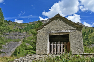 Fototapeta na wymiar Baita sull'altipiano del Parco Naturale Alpe Veglia e Alpe Devero, Valle d'Ossola - Piemonte
