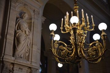 Lustre à l'église de la Trinité à Paris. France