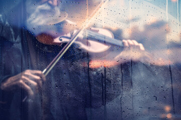 Concepto de violín y música clásica, fondo abstracto. Tocando canción de violín detrás de la ventana con gotas de agua en un día lluvioso. Música triste para el camino de viaje. - obrazy, fototapety, plakaty