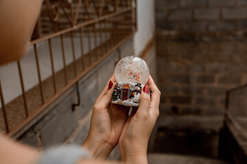 Mão segurando globo de natal