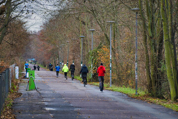 Sportler, Sport, Joggen, Radfahren am Elsterbecken, Leipzig, Sachsen, Deutschland