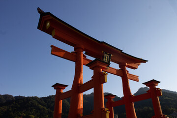 Torii del Santuario de Itsukushima en la isla de Miyajima, Hiroshima, Japón